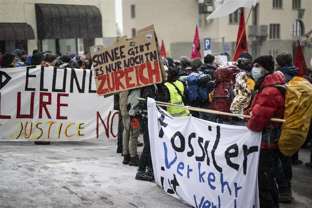 Dünya Ekonomik Forumu, Davos’ta protesto edildi