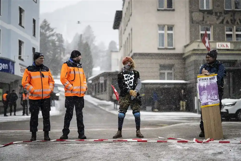 Dünya Ekonomik Forumu, Davos’ta protesto edildi
