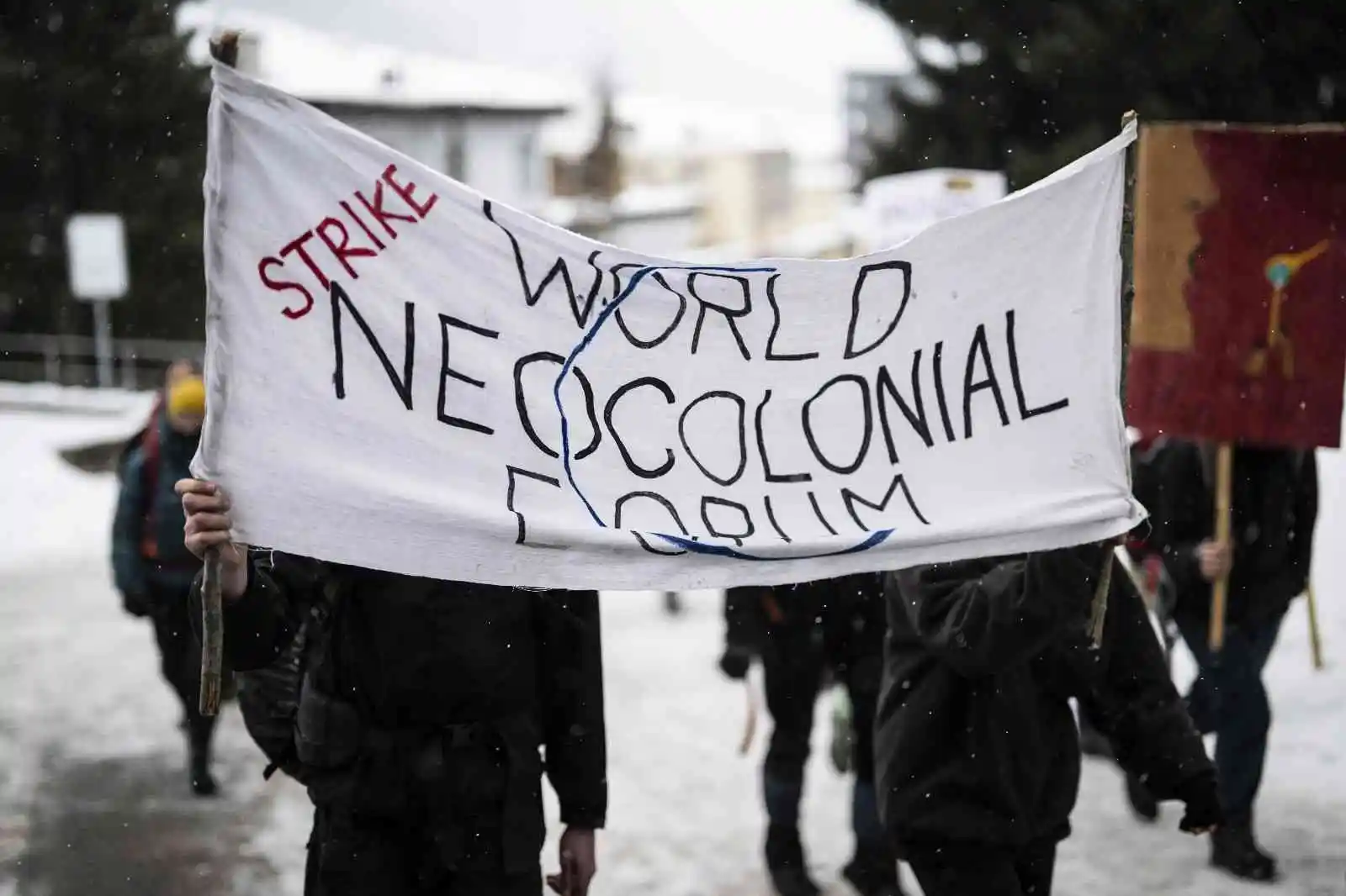 Dünya Ekonomik Forumu, Davos’ta protesto edildi