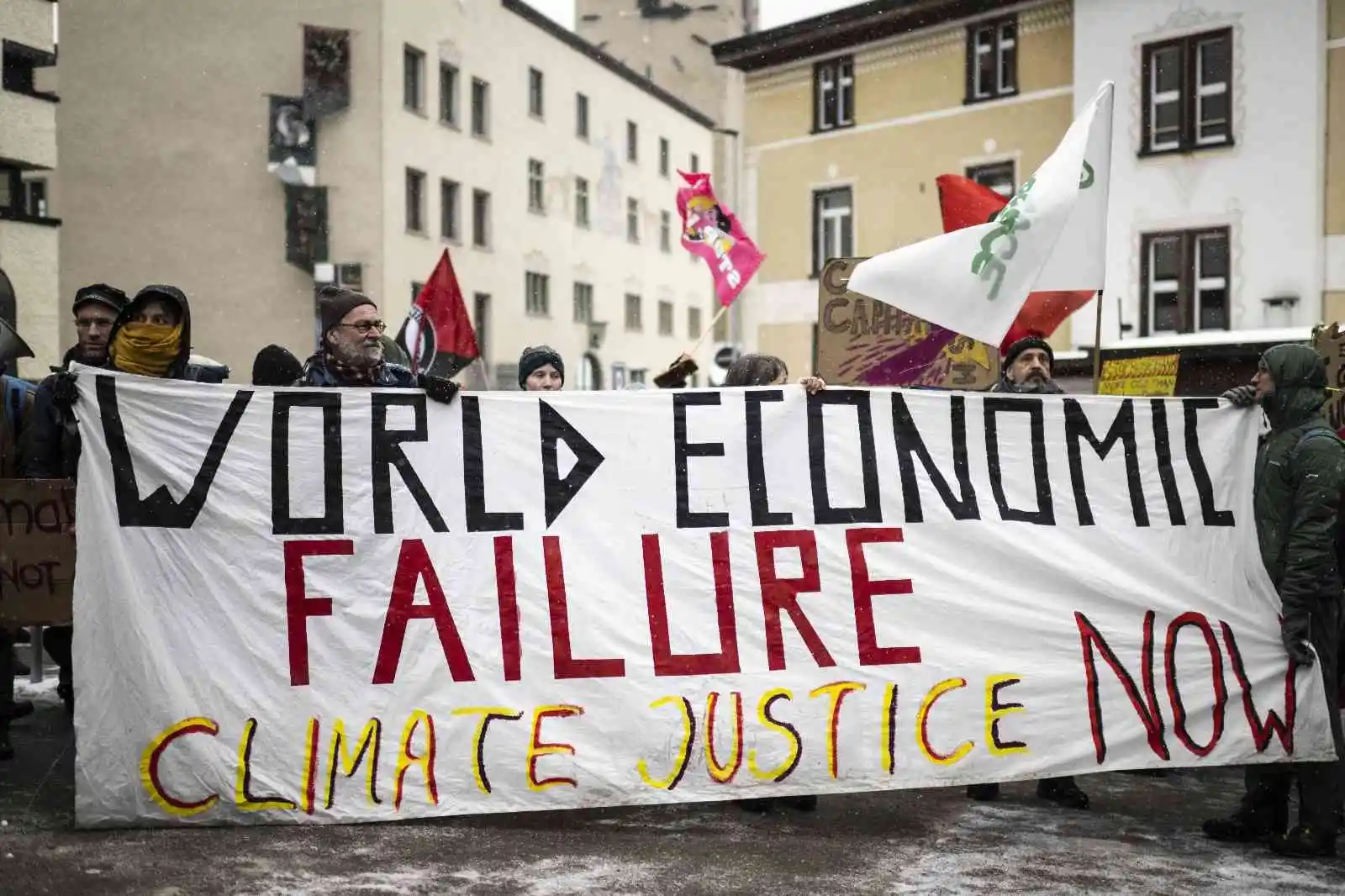 Dünya Ekonomik Forumu, Davos’ta protesto edildi
