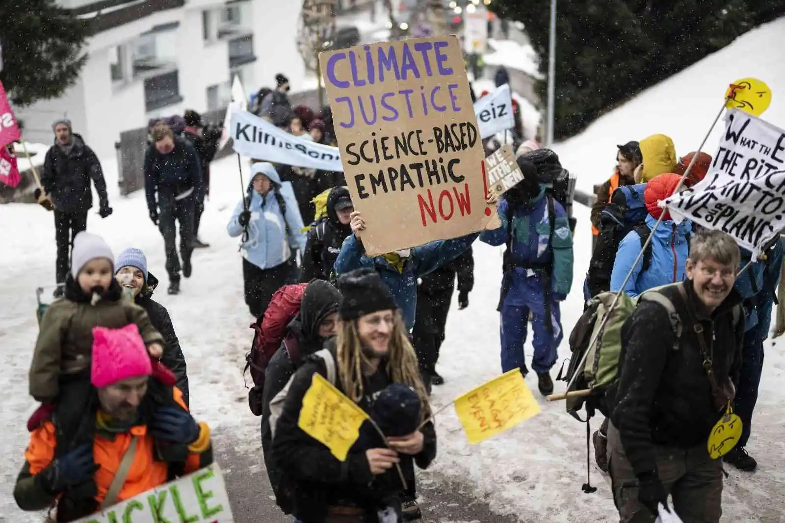 Dünya Ekonomik Forumu, Davos’ta protesto edildi
