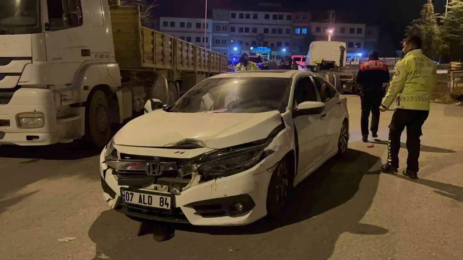 'Dur' İhtarına uymayan alkollü sürücüsü polise çarpıp kaçtı