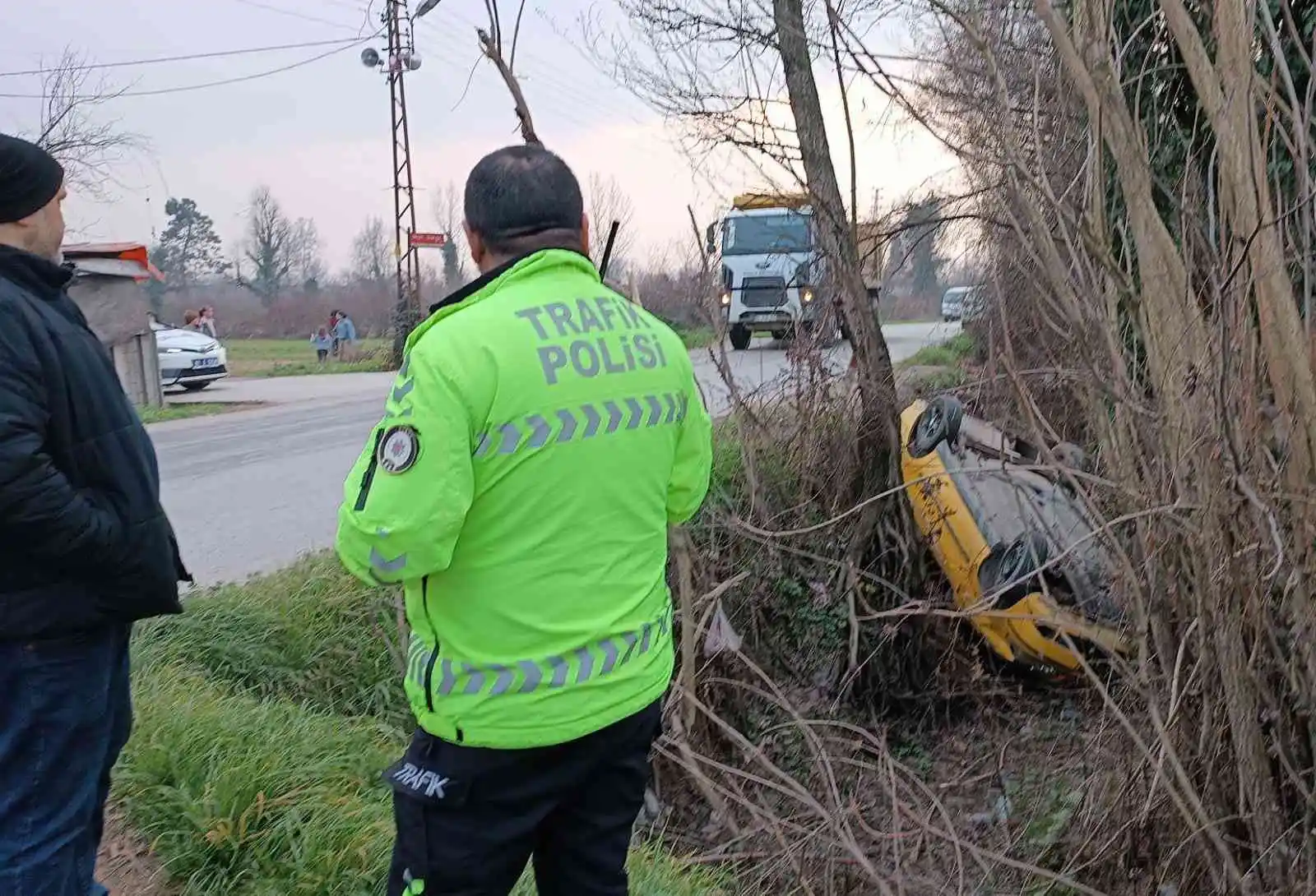 Düzce'de otomobil kanala uçtu, sürücü yara almadan kurtuldu