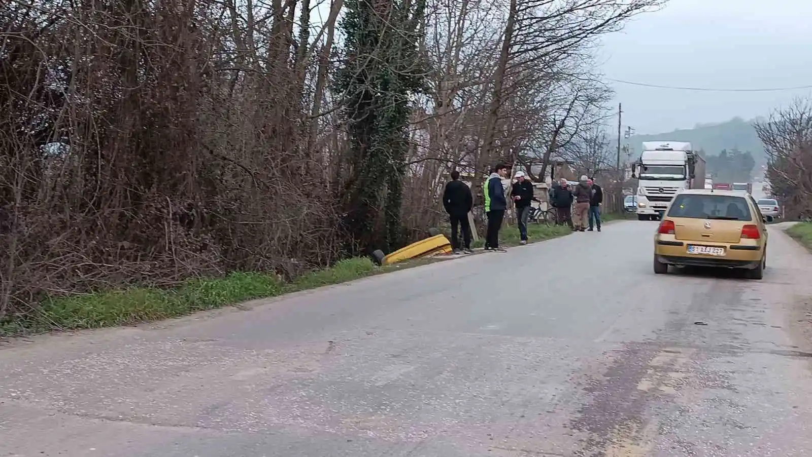 Düzce’de otomobil kanala uçtu, sürücü yara almadan kurtuldu