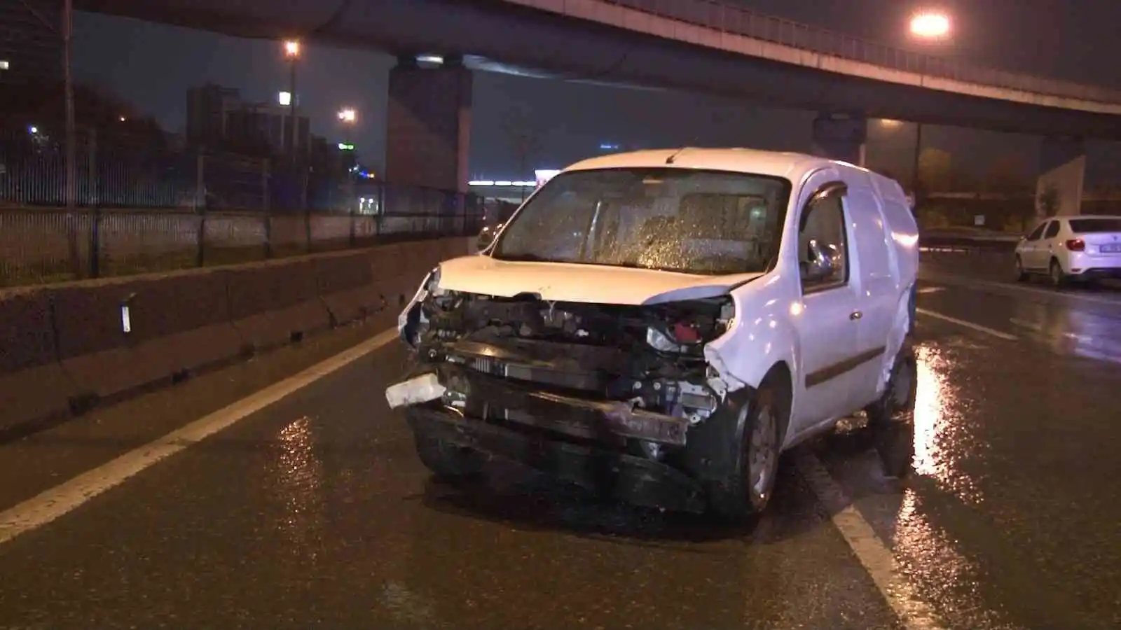 E5 Kara Yolu’nda aşırı süratli otomobil hafif ticari araca çarptı: 1 ölü
