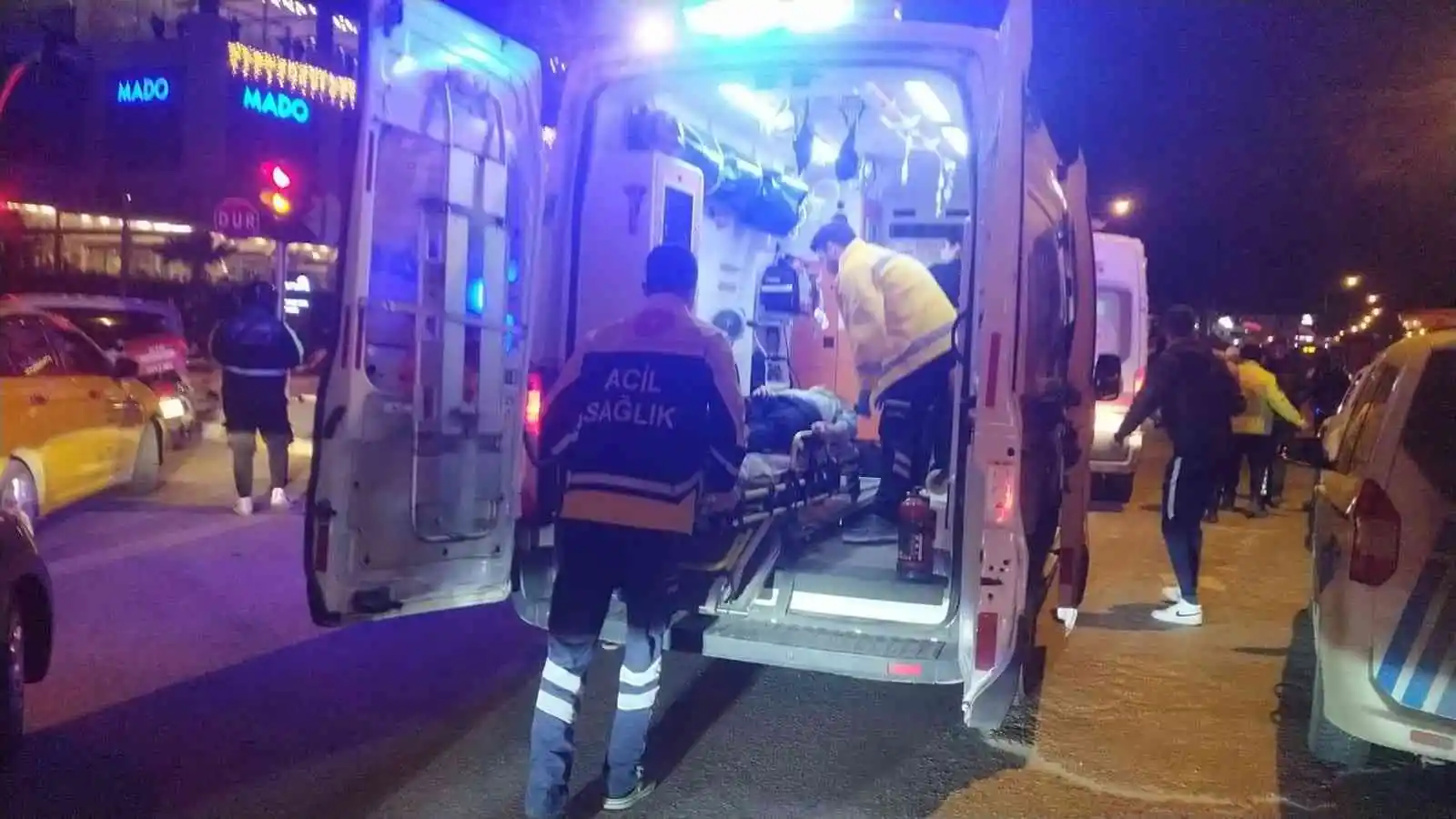 Edirne’de feci kaza: Otomobilin çarptığı 3 yayadan ikisi ağır yaralandı