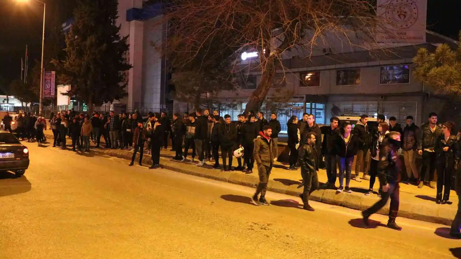Edirne’de feci kaza: Otomobilin çarptığı 3 yayadan ikisi ağır yaralandı