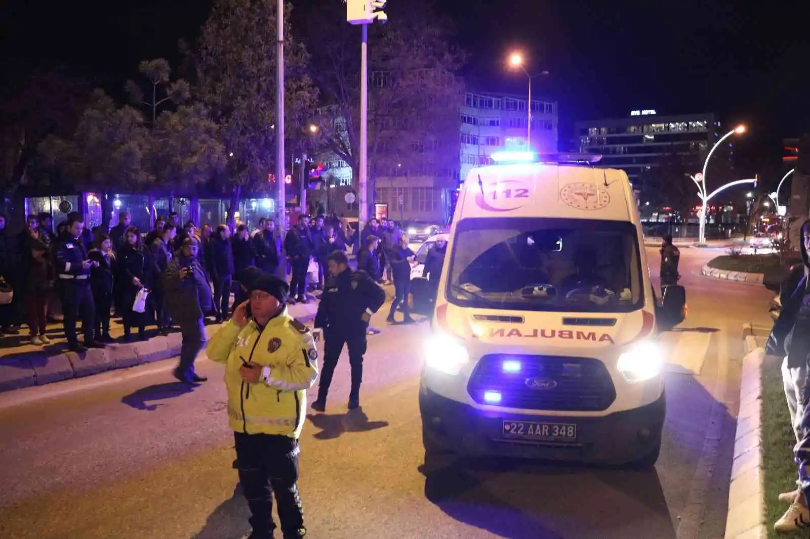 Edirne’de feci kaza: Otomobilin çarptığı 3 yayadan ikisi ağır yaralandı