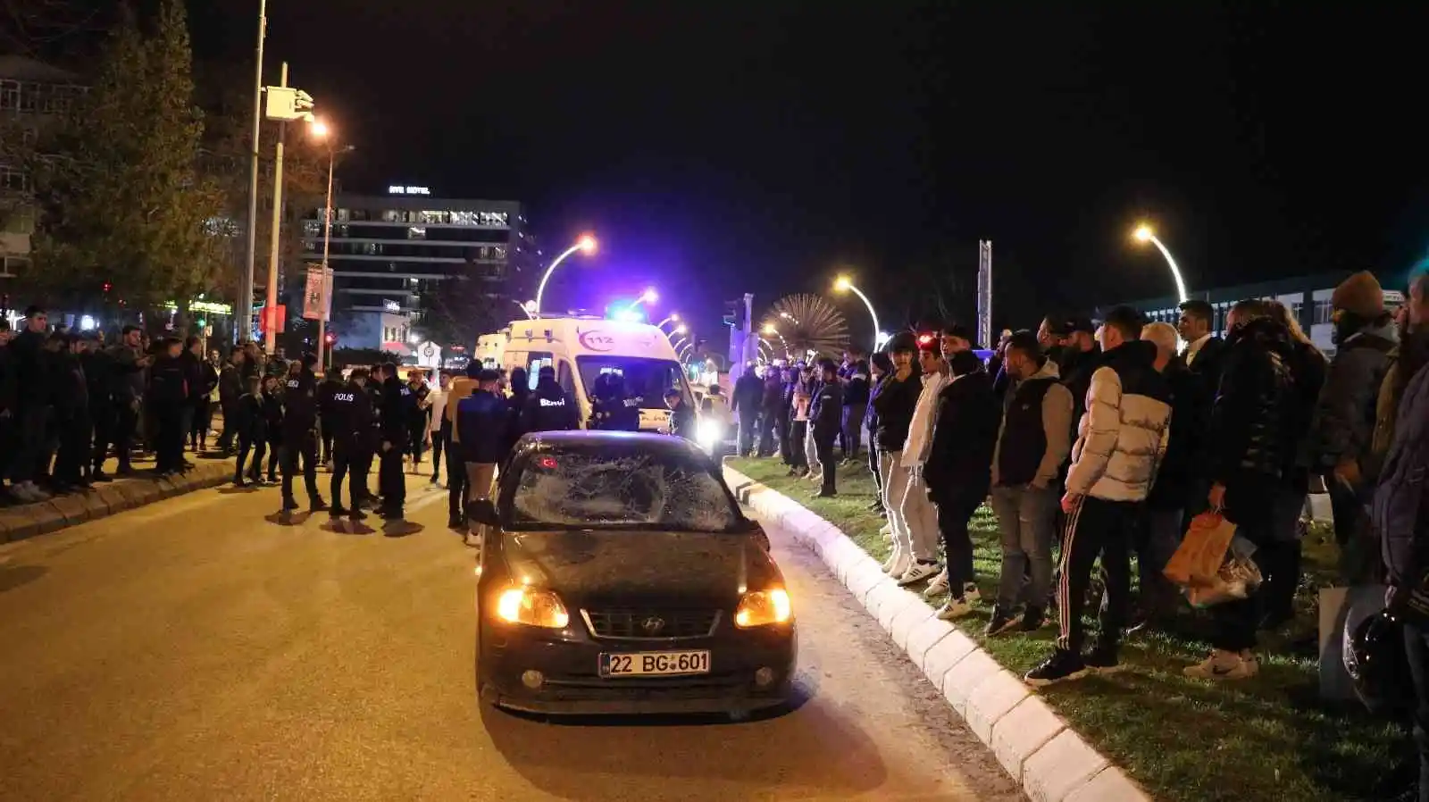 Edirne’de feci kaza: Otomobilin çarptığı 3 yayadan ikisi ağır yaralandı