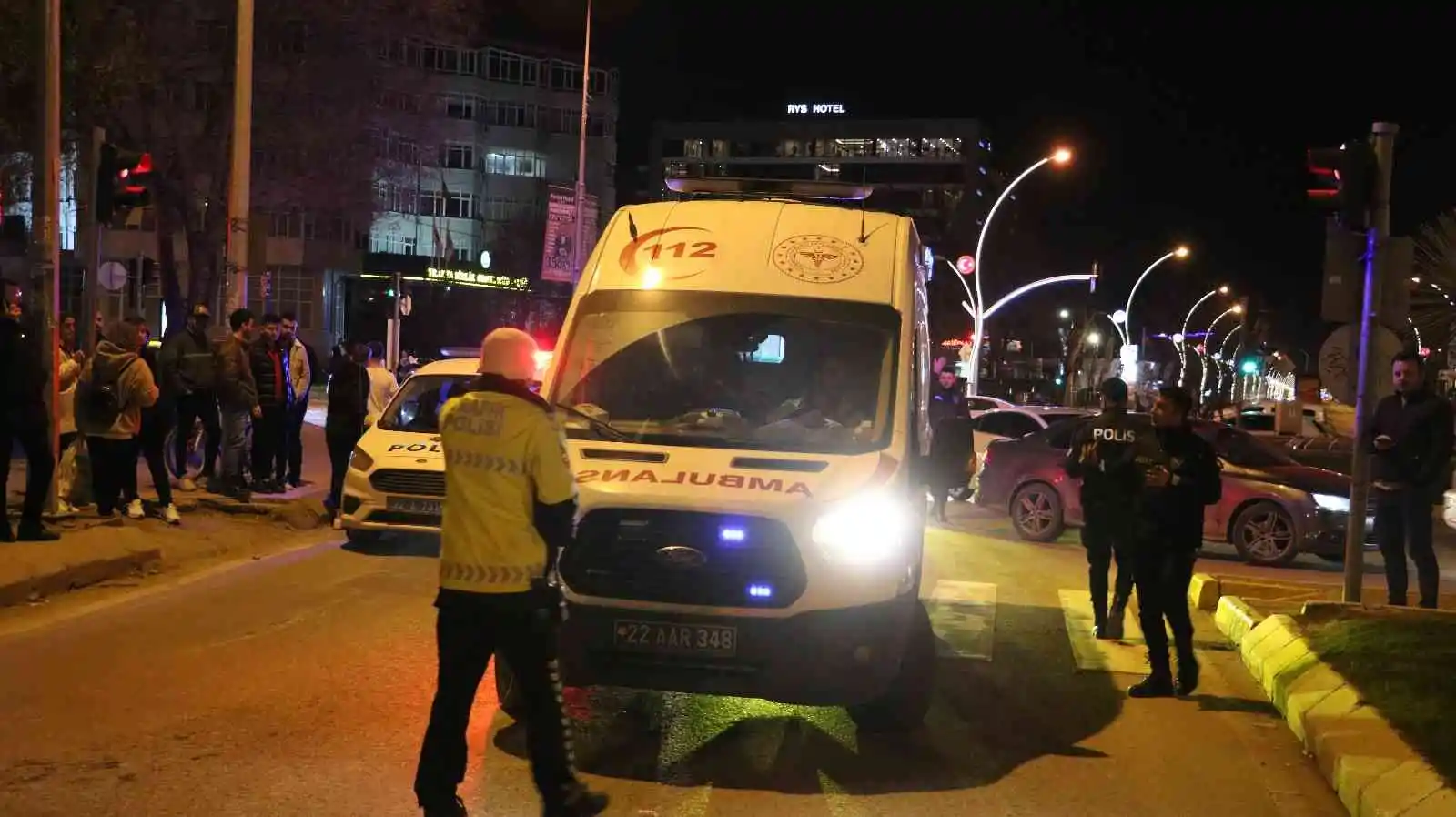 Edirne’de feci kaza: Otomobilin çarptığı 3 yayadan ikisi ağır yaralandı