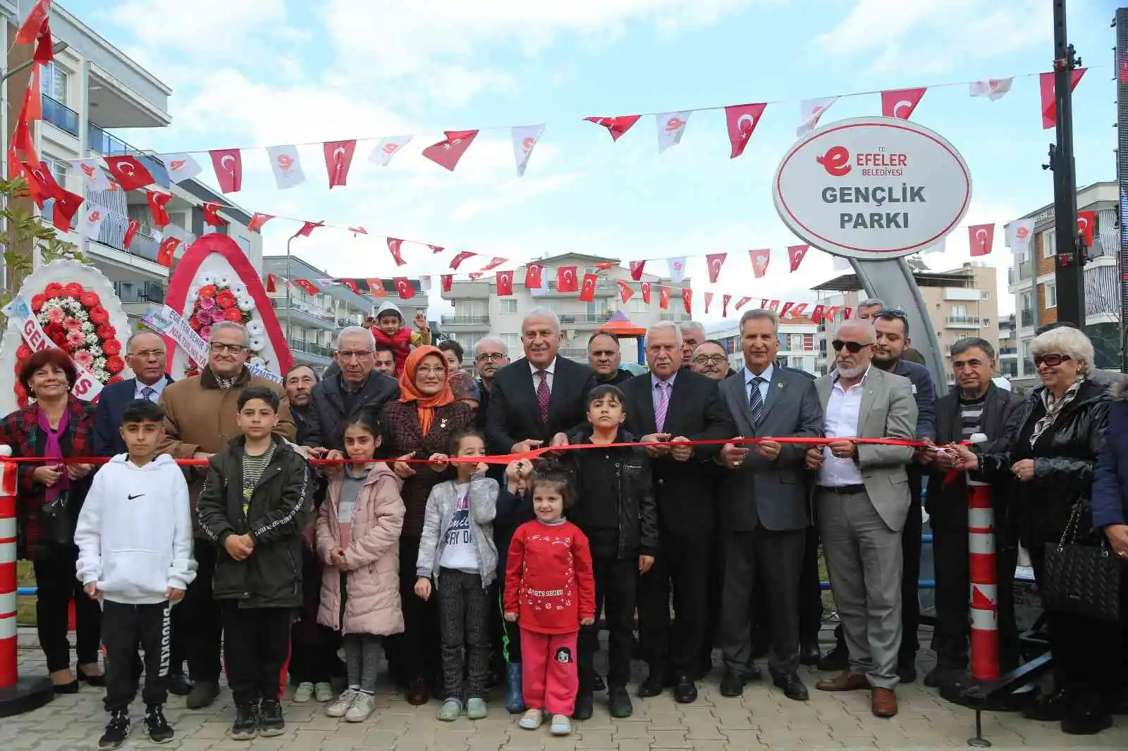 Efeler'de Gençlik Parkı düzenlenen törenle açıldı