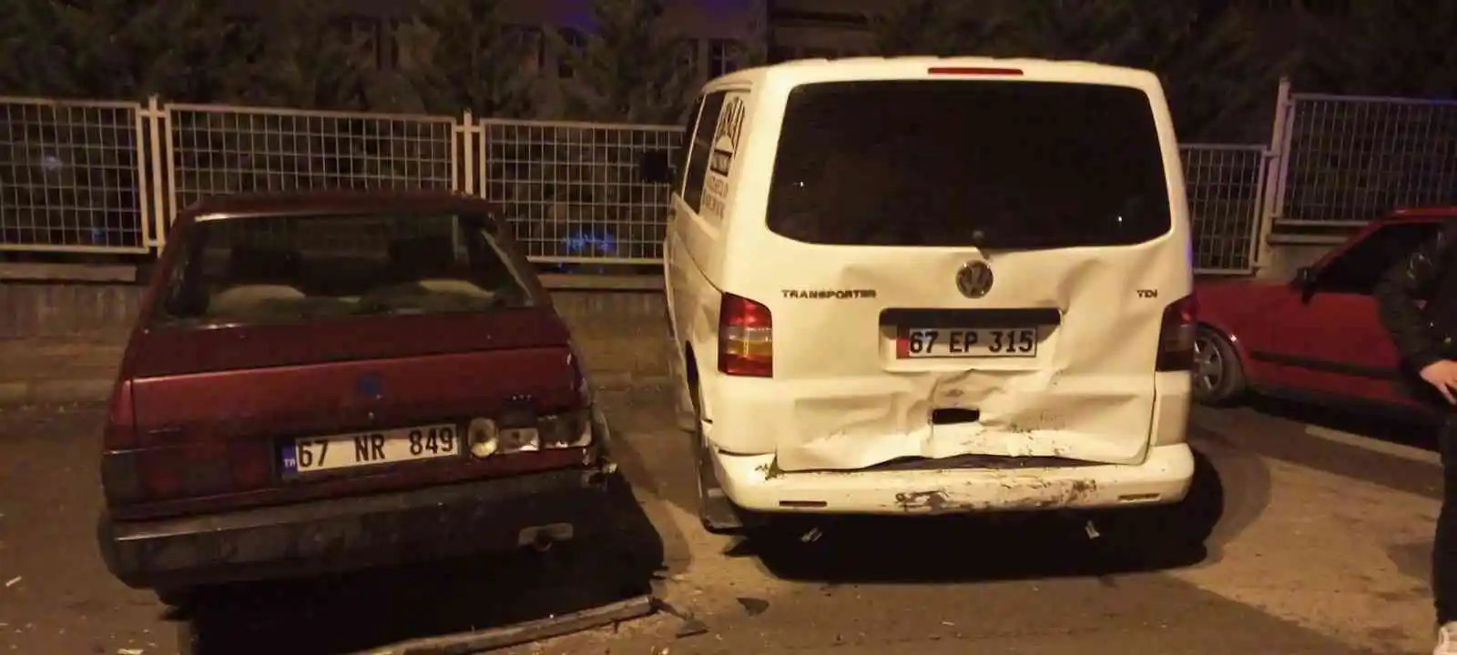 Ehliyetsiz alkollü şahıs, park halindeki 3 araca çarptı