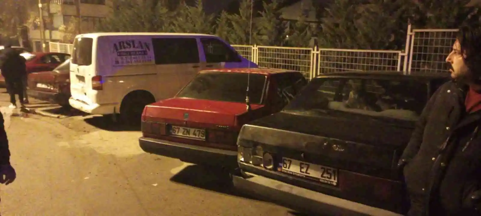 Ehliyetsiz alkollü şahıs, park halindeki 3 araca çarptı