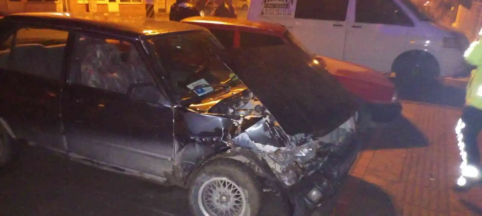 Ehliyetsiz alkollü şahıs, park halindeki 3 araca çarptı