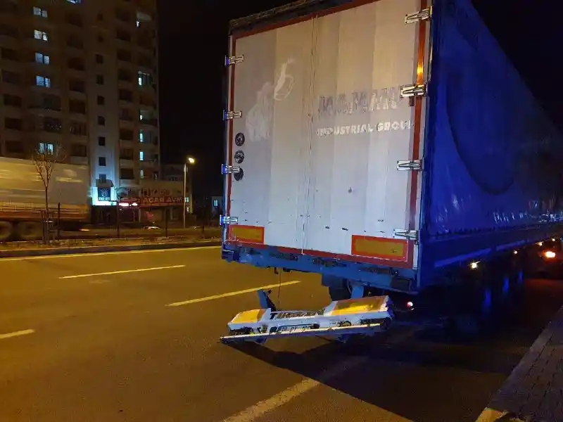 Ehliyetsiz genç tıra arkadan çarptı, arkadaşının cansız bedeni ile yola devam etti