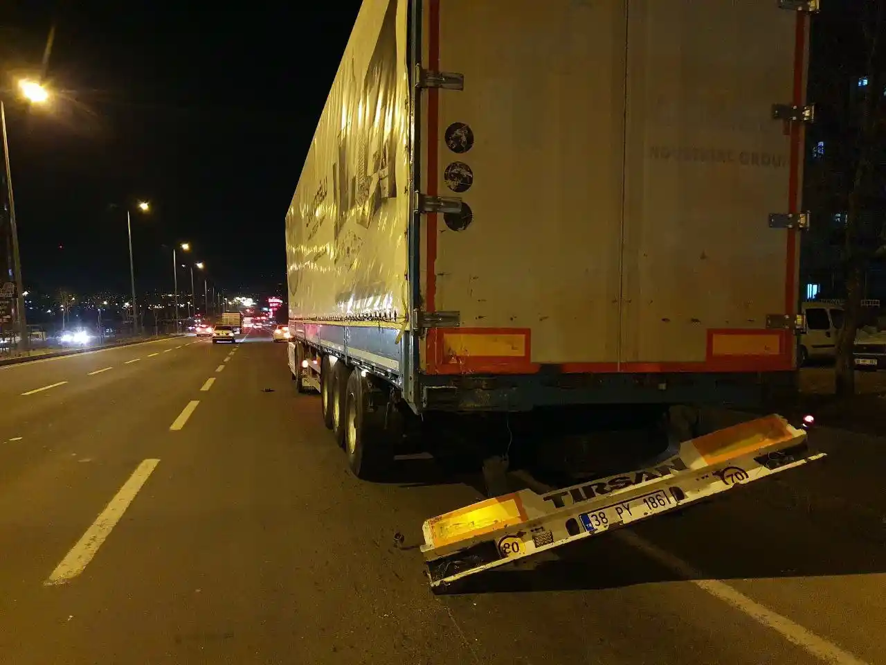 Ehliyetsiz genç tıra arkadan çarptı, arkadaşının cansız bedeni ile yola devam etti