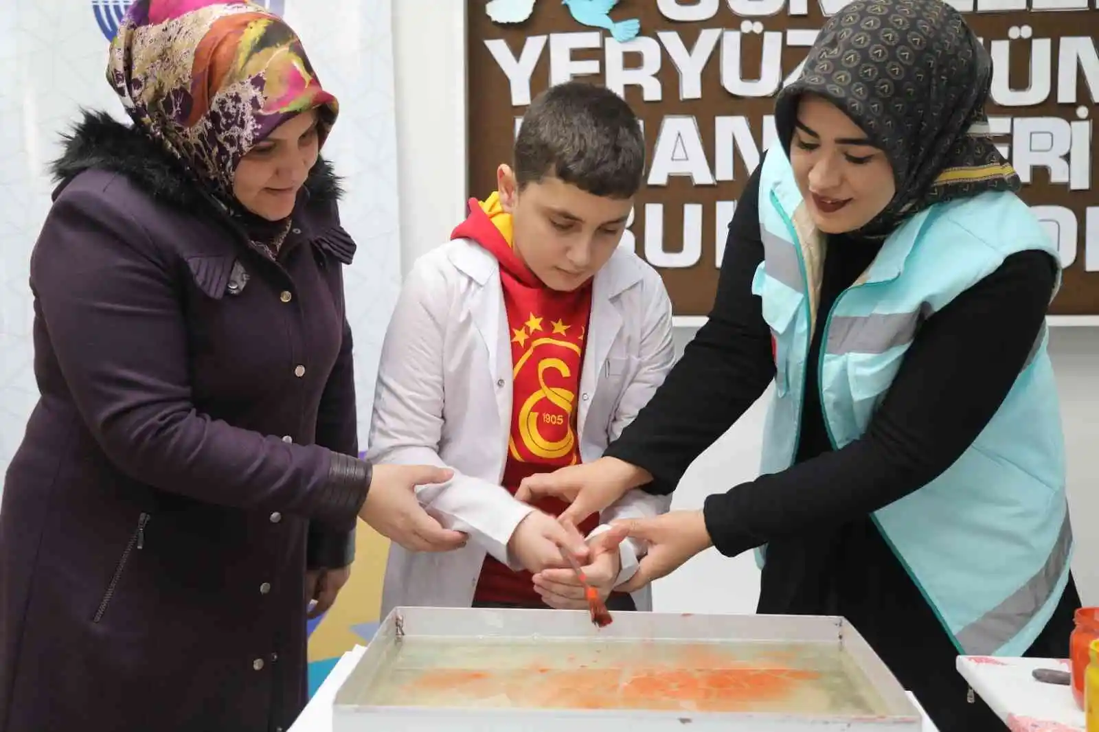 Elazığ’da anne ve çocuklarına ebru etkinliği