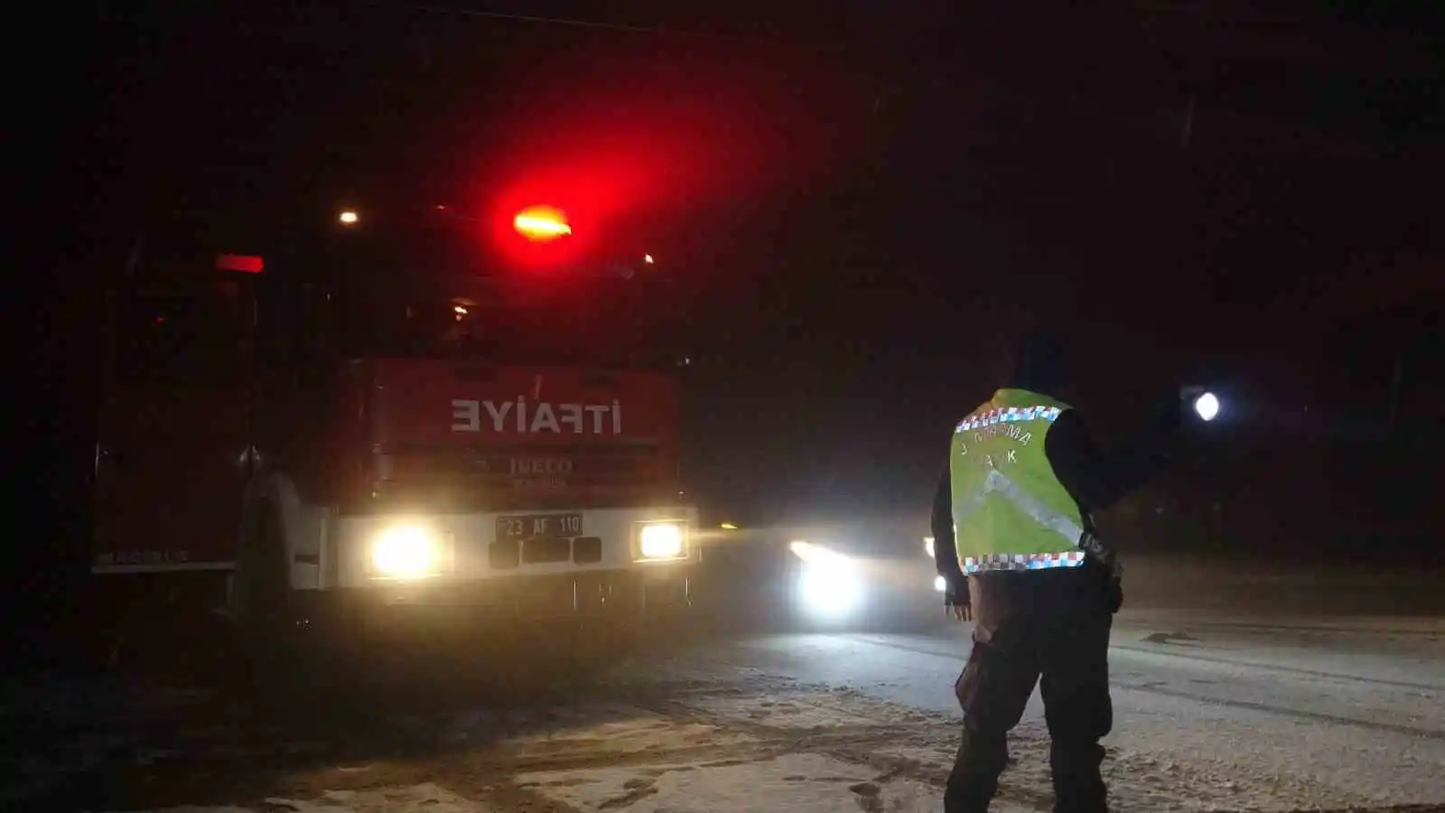 Elazığ’da kazada takla atan aracın altında sıkıştı, ekipler seferber oldu