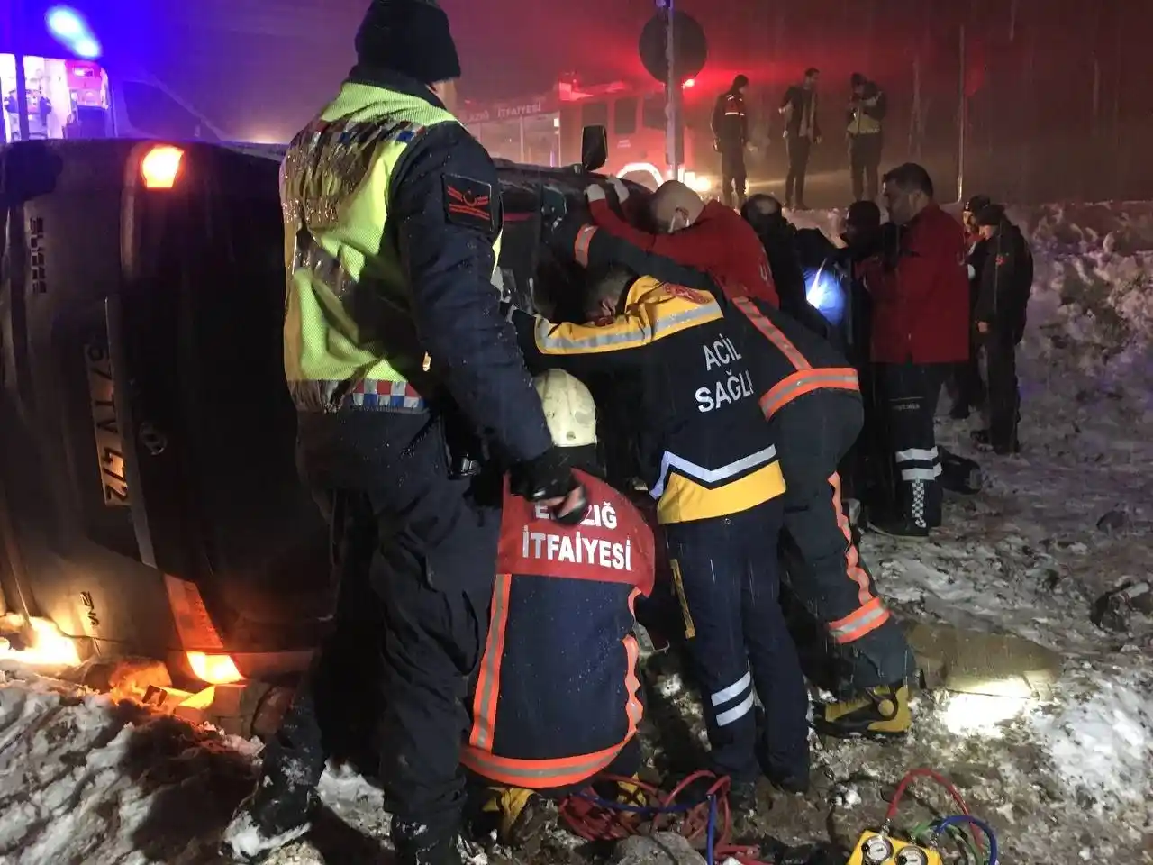 Elazığ’da kazada takla atan aracın altında sıkıştı, ekipler seferber oldu