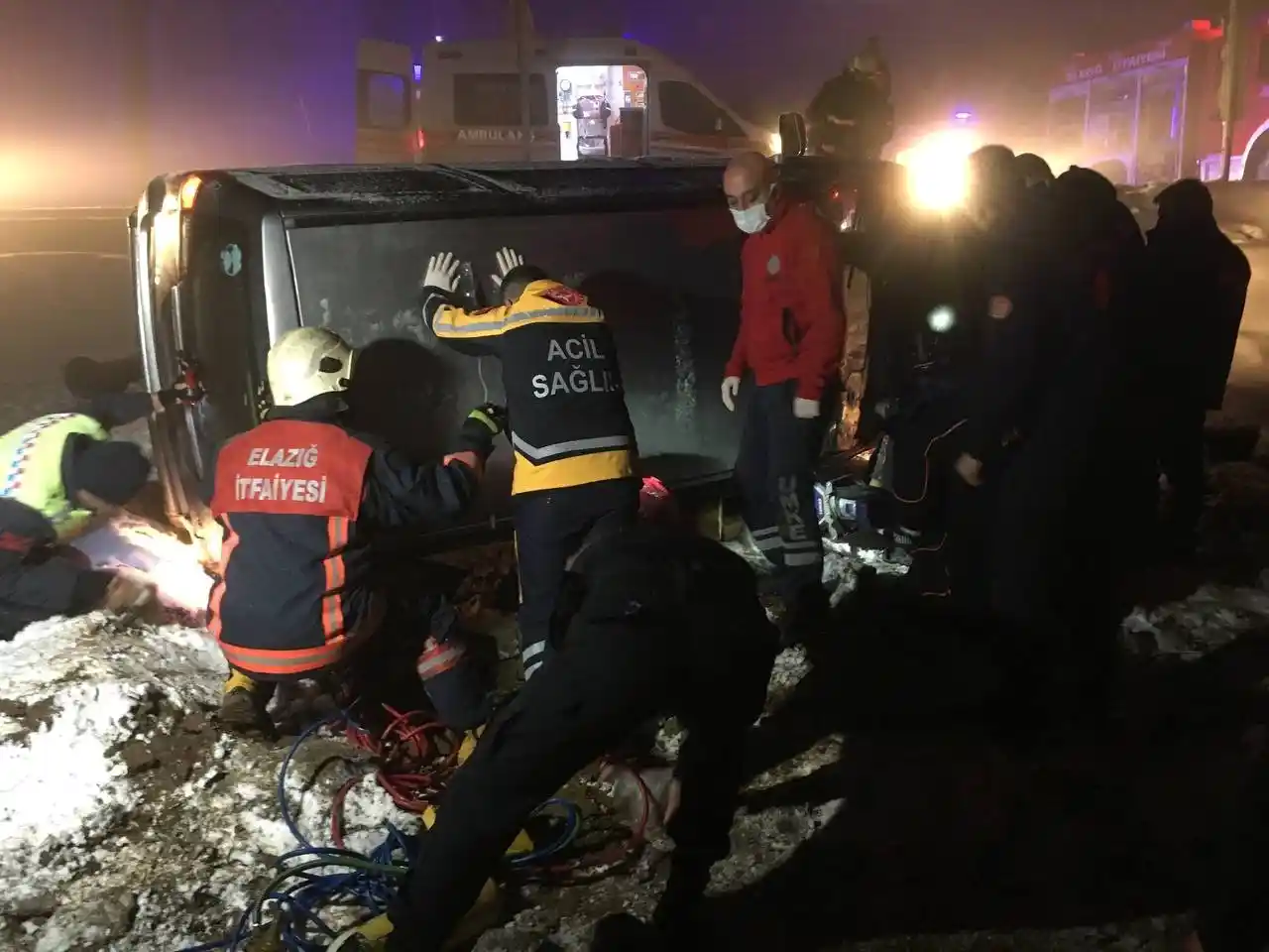 Elazığ’da kazada takla atan aracın altında sıkıştı, ekipler seferber oldu