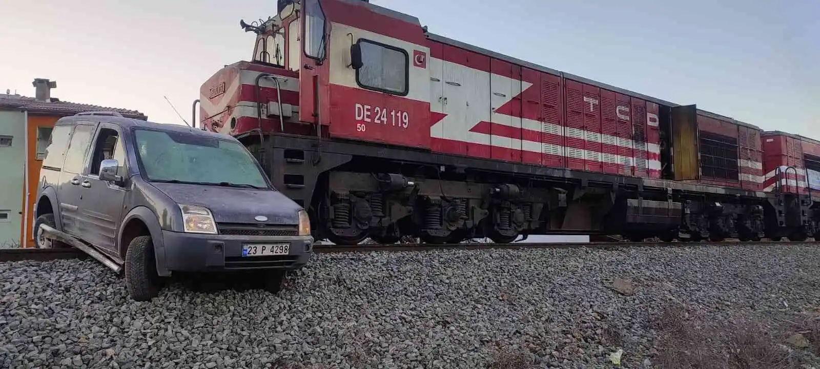 Elazığ’da trenin araca çarptığı kazanın görüntüleri ortaya çıktı
