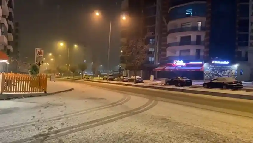 Elazığ’ın merkezine mevsimin ilk karı yağdı