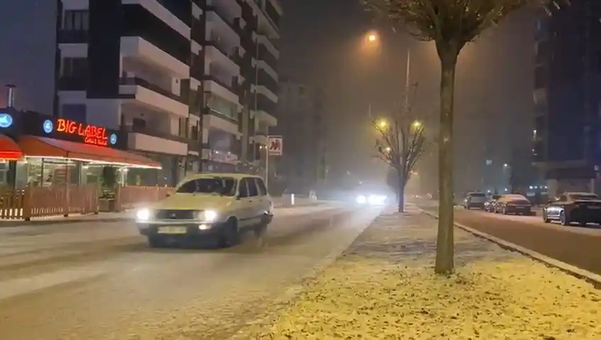 Elazığ’ın merkezine mevsimin ilk karı yağdı