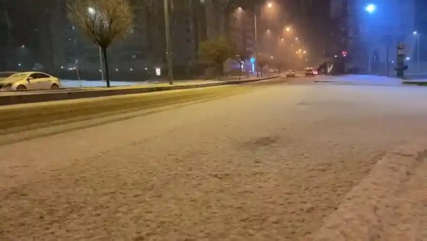 Elazığ’ın merkezine mevsimin ilk karı yağdı