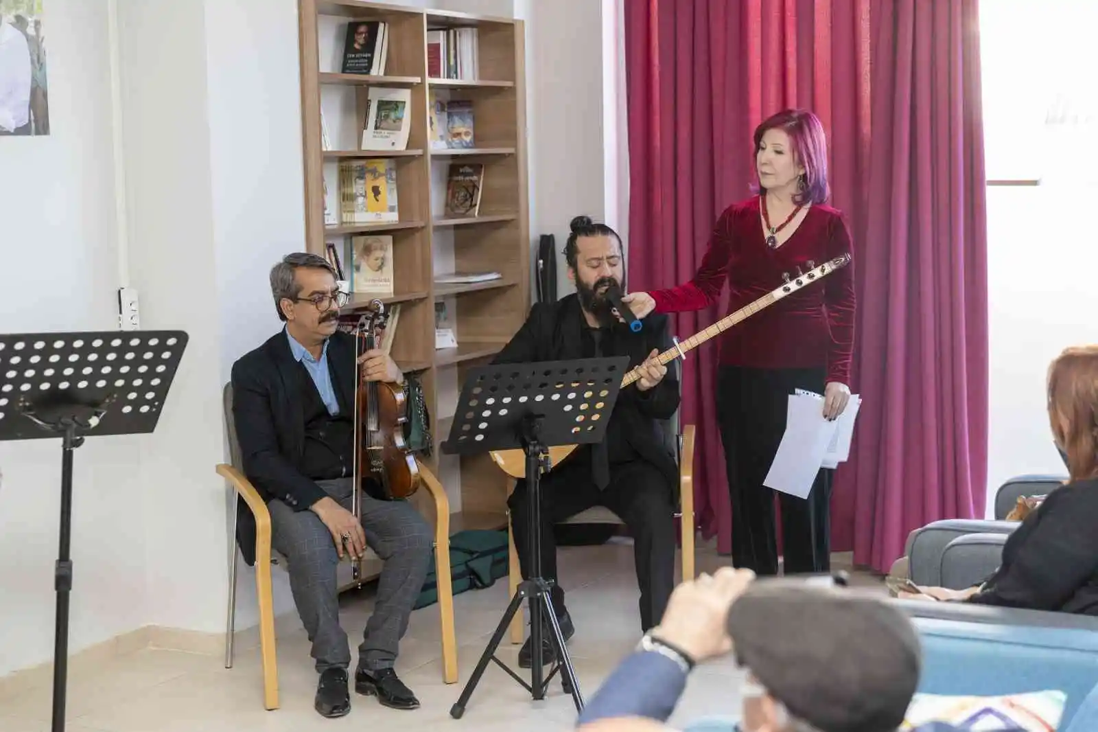 Emekli evi üyelerine şiir dinletisi