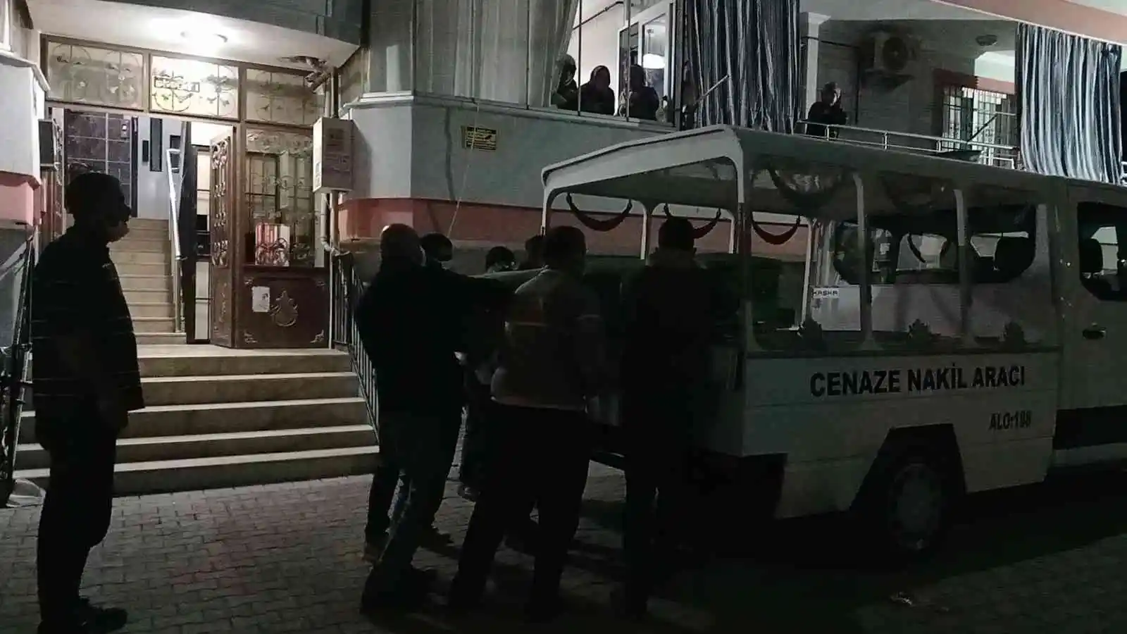 Emekli öğretmen evinde ölü bulundu