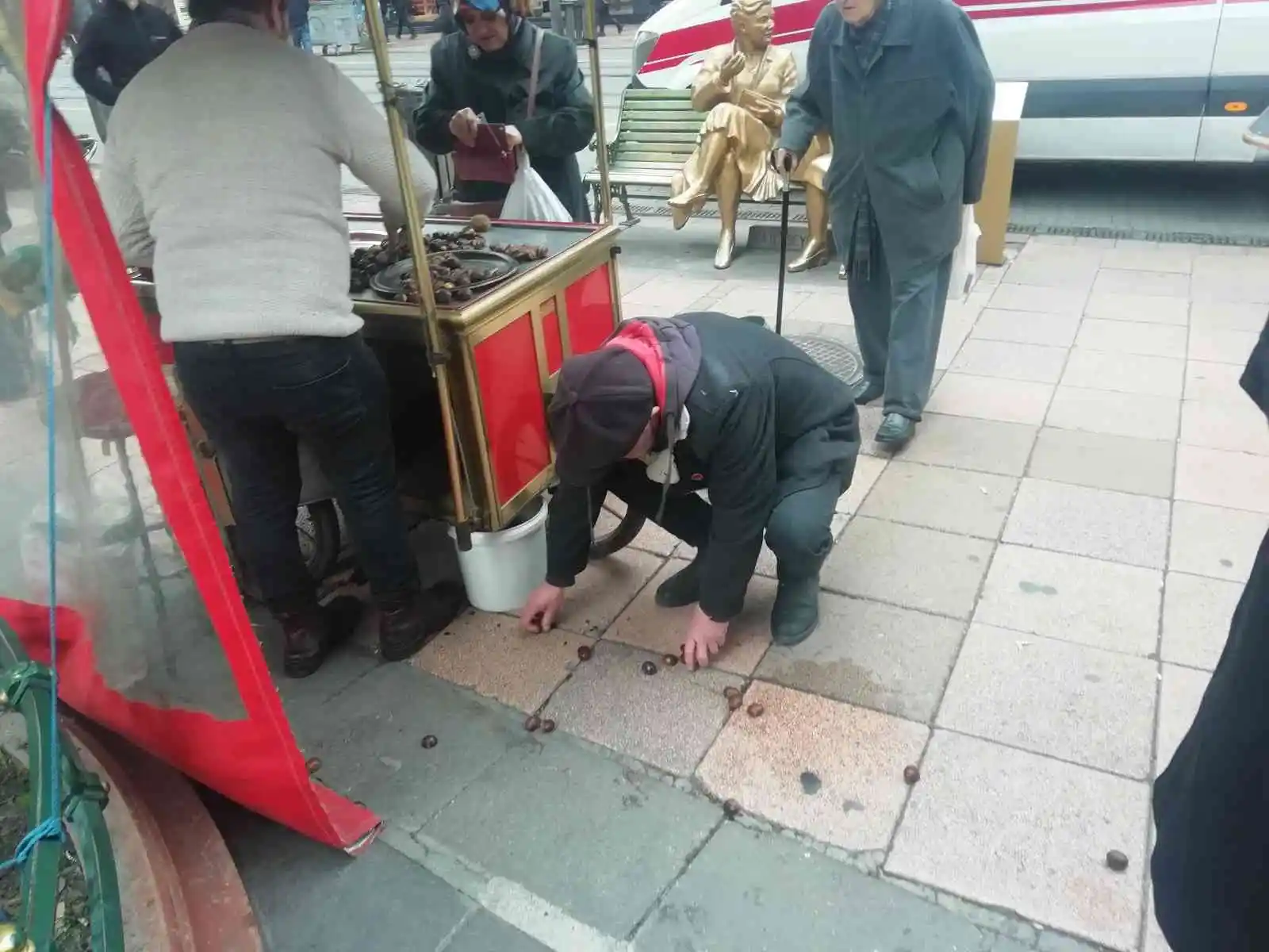 Epilepsi krizi geçiren zihinsel özürlü kestanecinin yardımına koştular