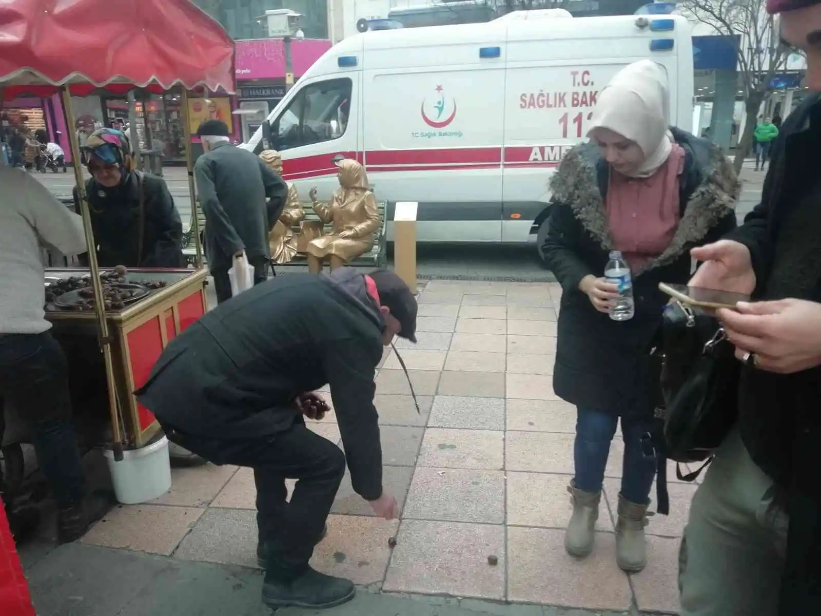 Epilepsi krizi geçiren zihinsel özürlü kestanecinin yardımına koştular