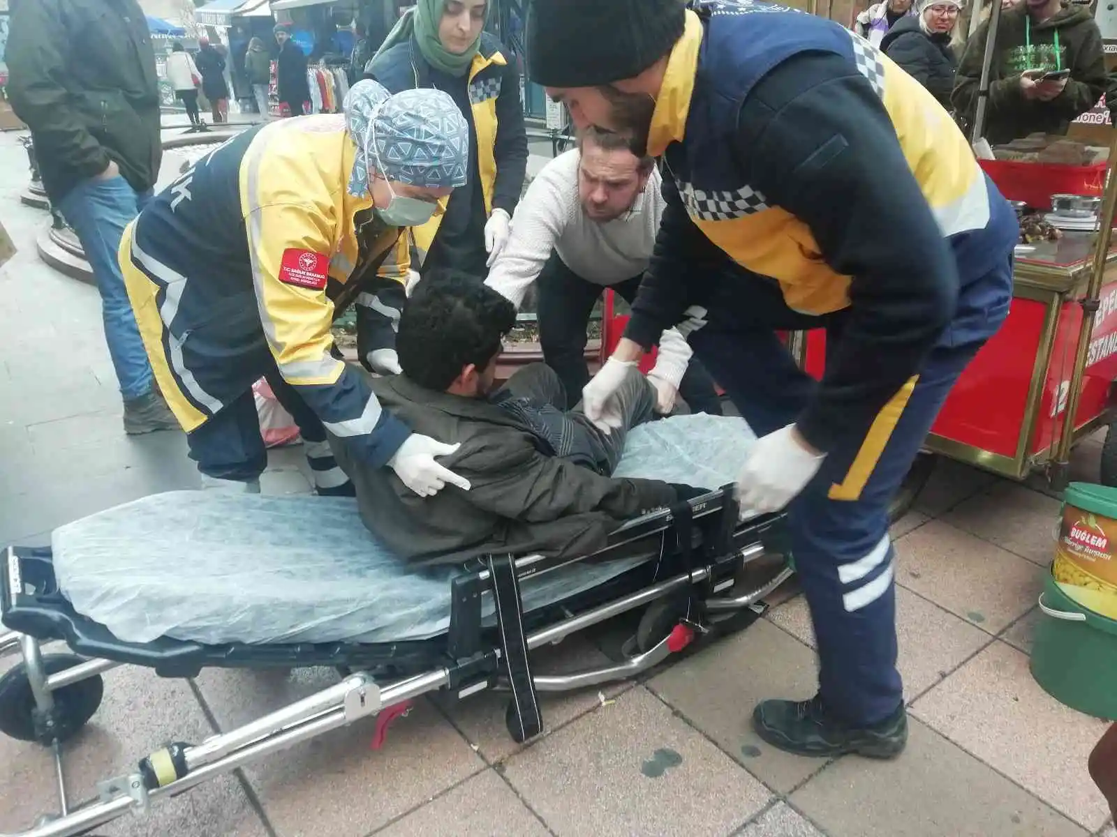 Epilepsi krizi geçiren zihinsel özürlü kestanecinin yardımına koştular