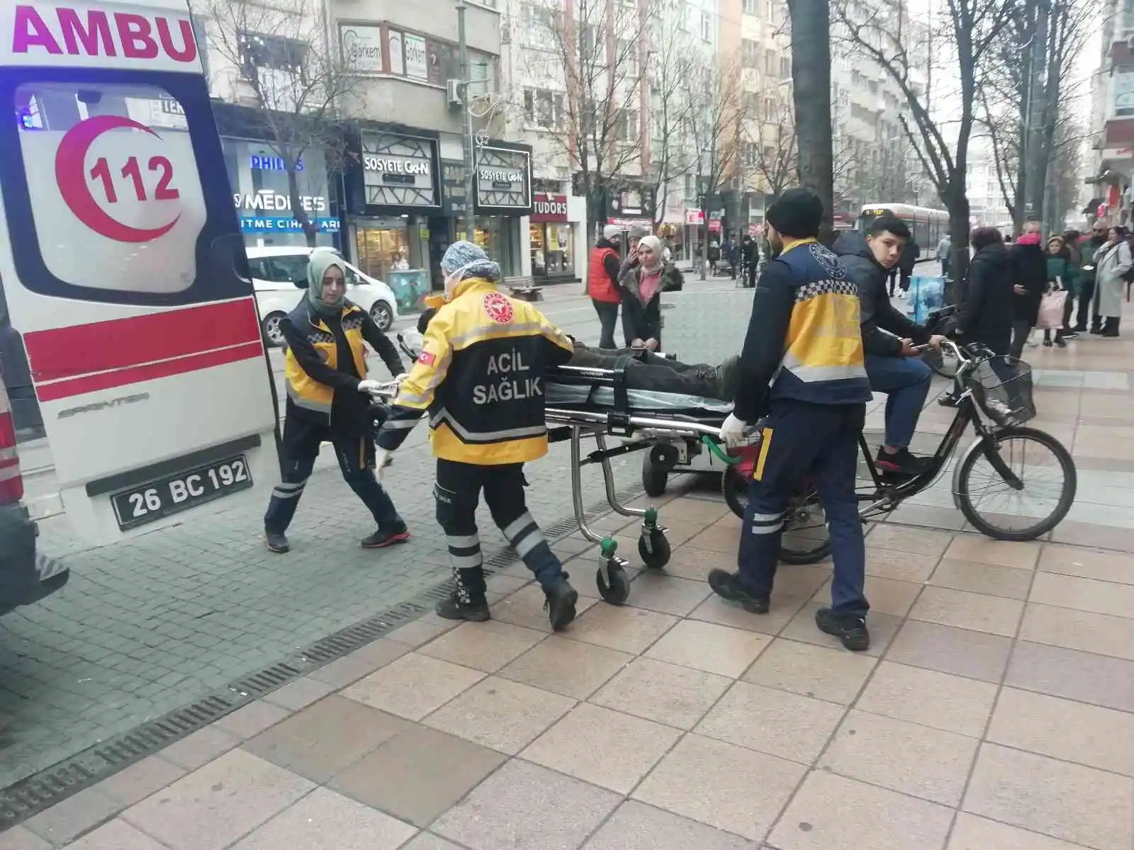 Epilepsi krizi geçiren zihinsel özürlü kestanecinin yardımına koştular