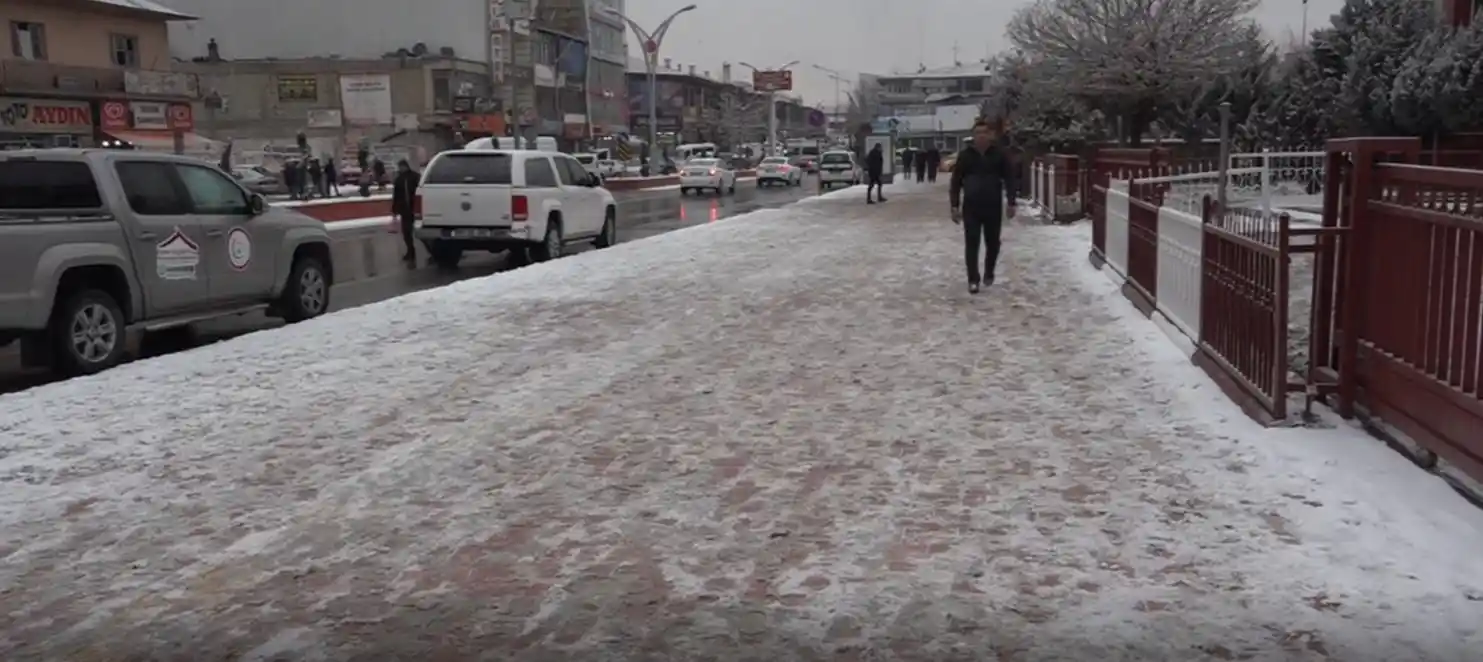 Erciş'te beklenen kar yağışı başladı