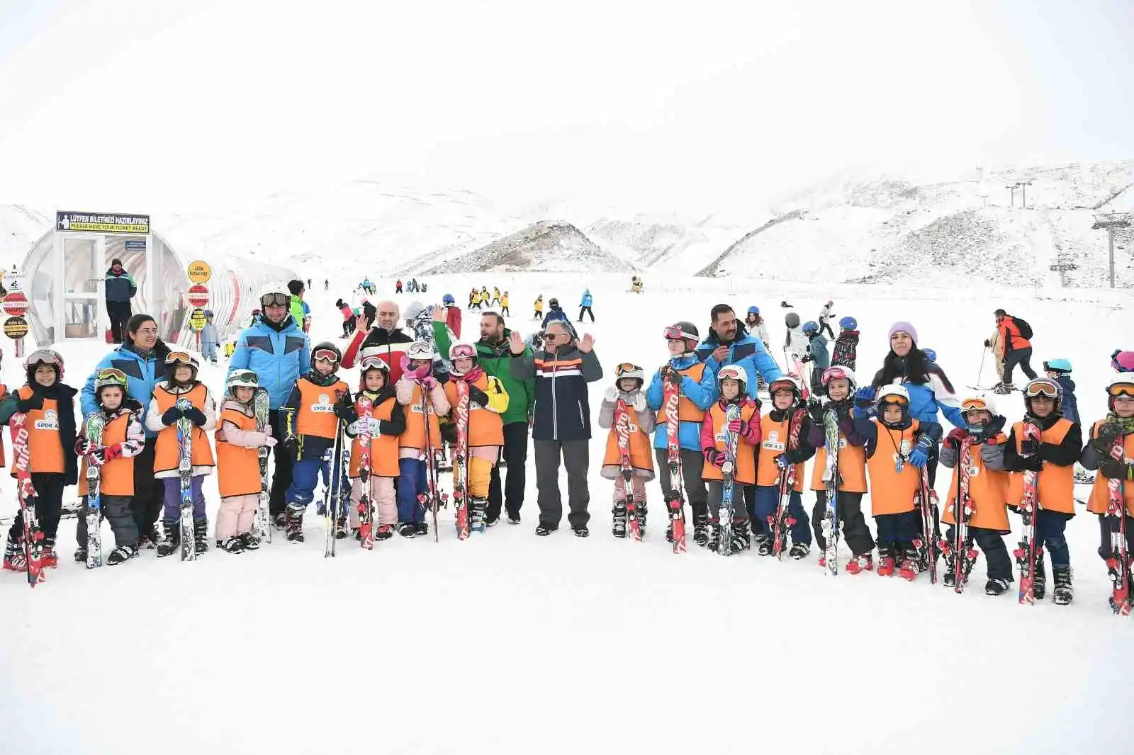 Erciyes Kayak Okulu'nda 7'den 70'e Herkes Kayak Öğreniyor
