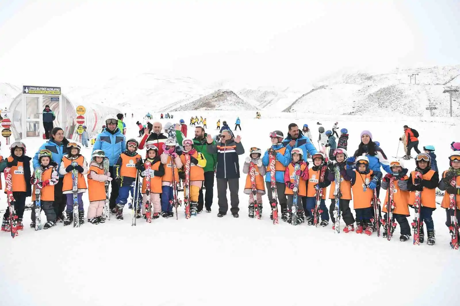 Erciyes Kayak Okulu'nda 7'den 70'e Herkes Kayak Öğreniyor