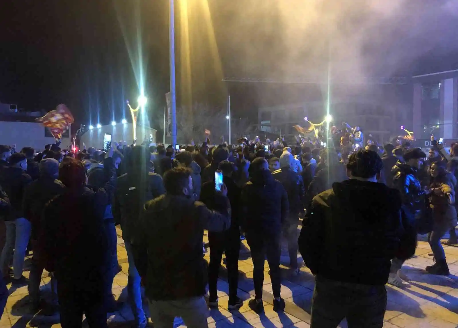 Erzincan’da buz gibi havada Galatasaraylı taraftarların galibiyet coşkusu