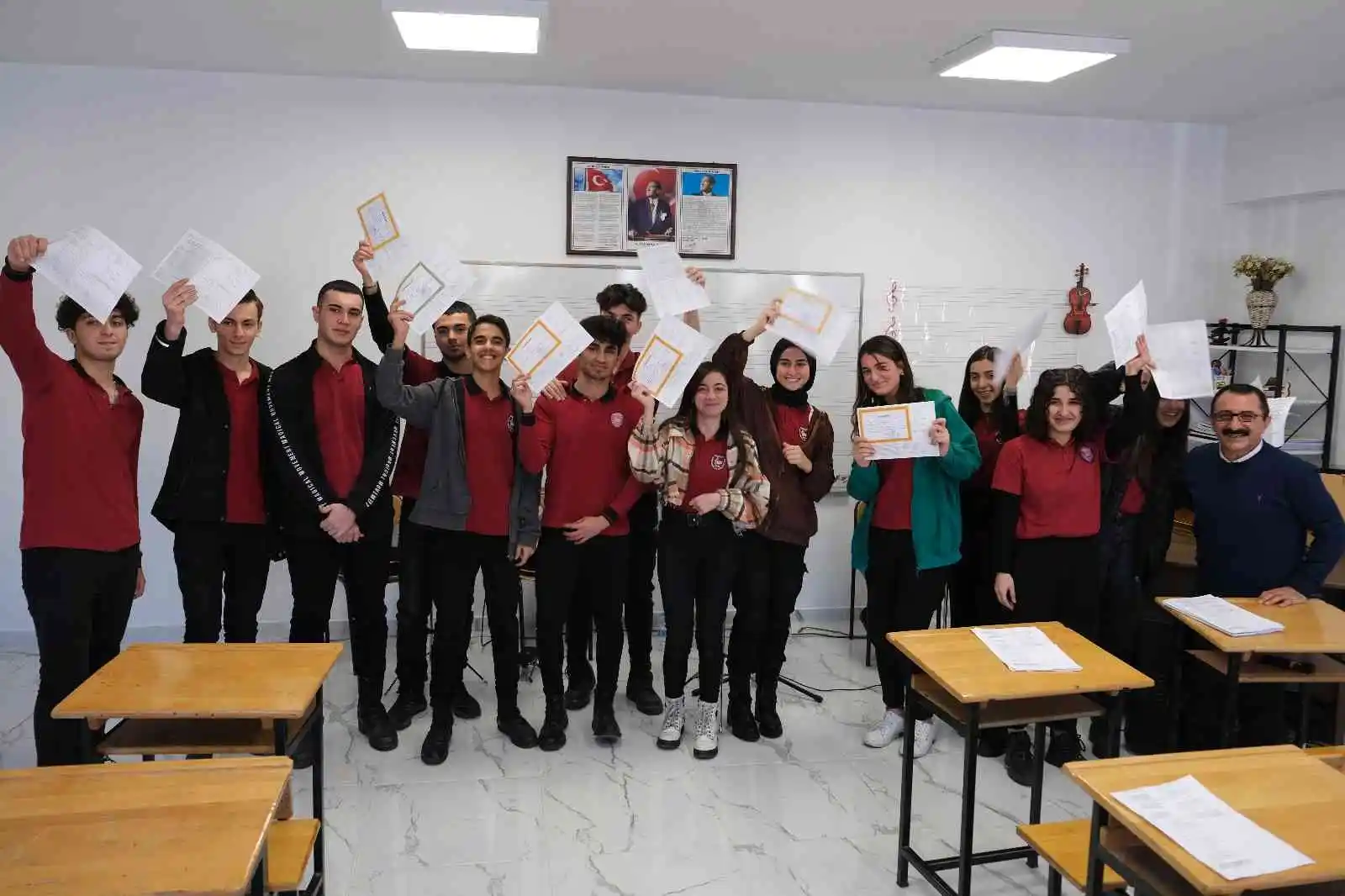 Erzincan'da öğrenciler karne heyecanını sazlı sözlü türkülerle yaşadı