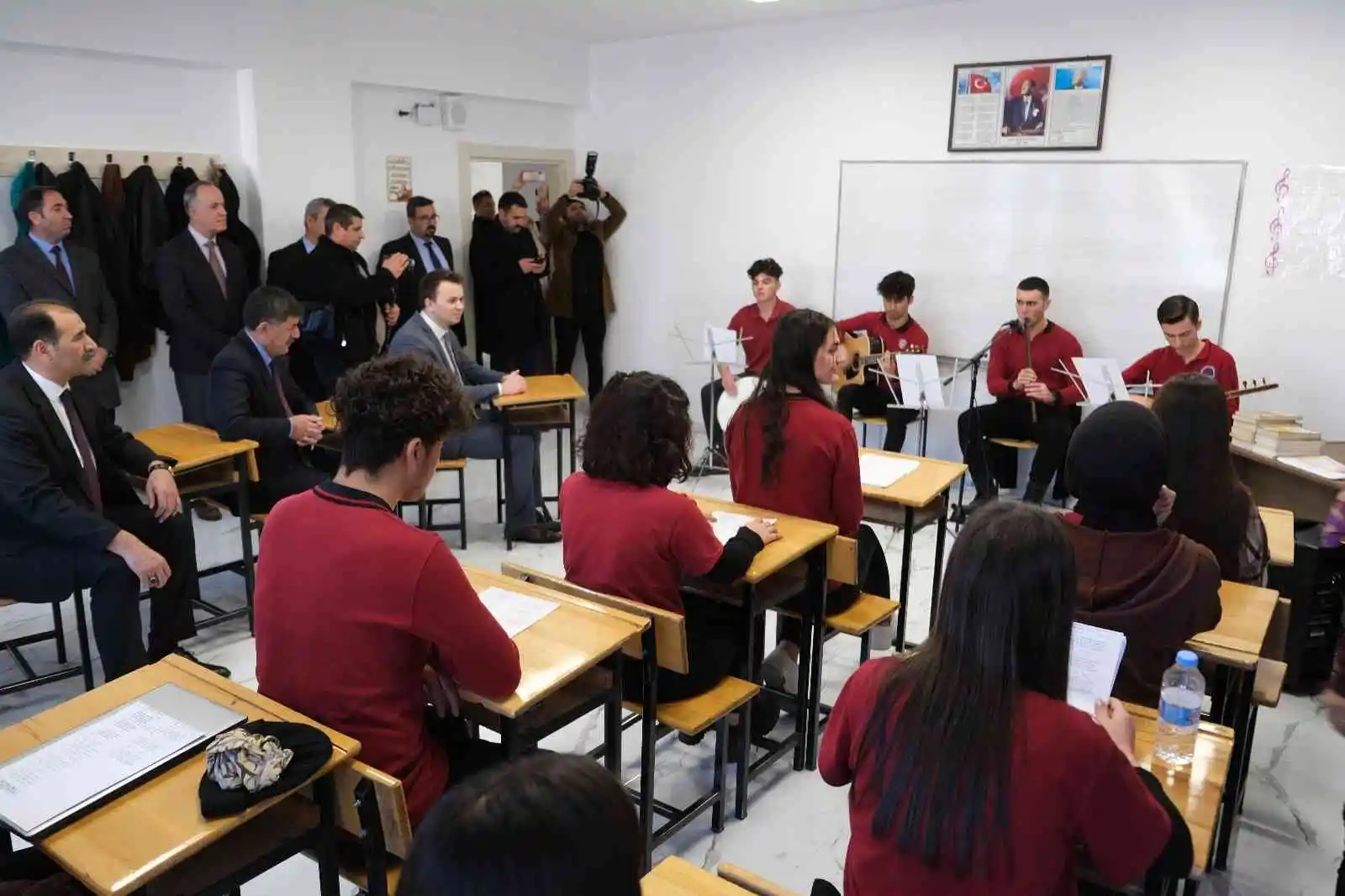 Erzincan’da öğrenciler karne heyecanını sazlı sözlü türkülerle yaşadı