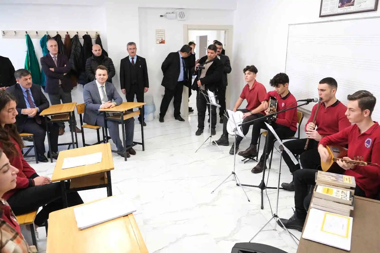 Erzincan’da öğrenciler karne heyecanını sazlı sözlü türkülerle yaşadı