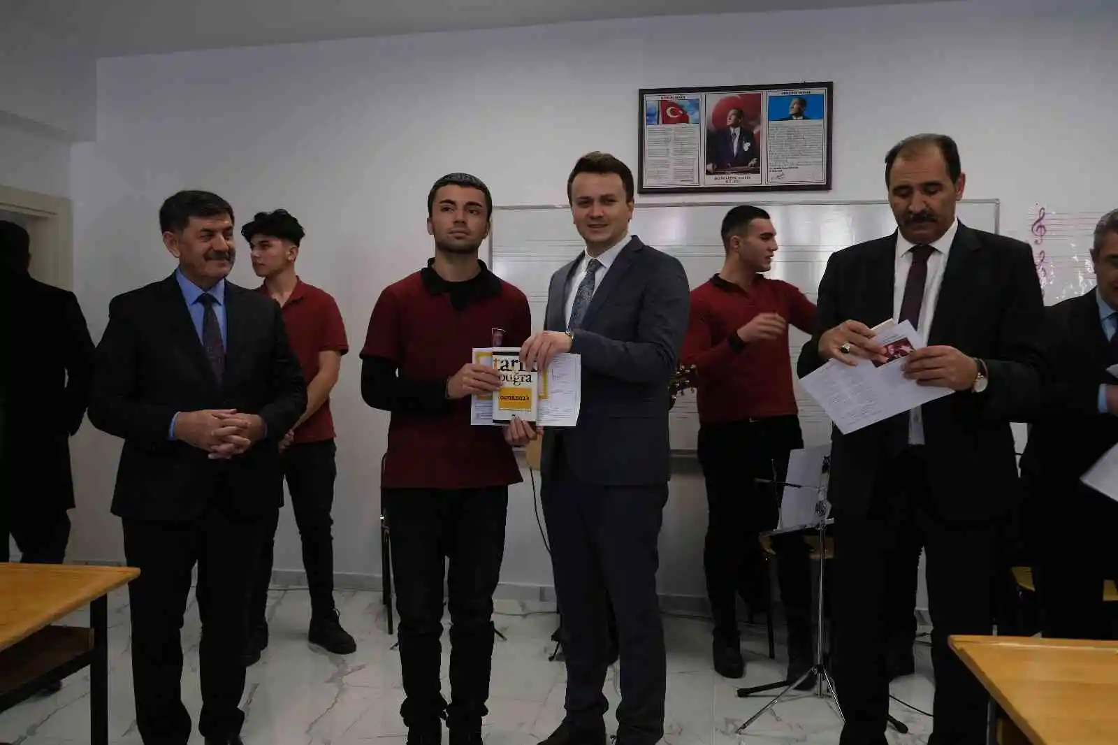Erzincan’da öğrenciler karne heyecanını sazlı sözlü türkülerle yaşadı