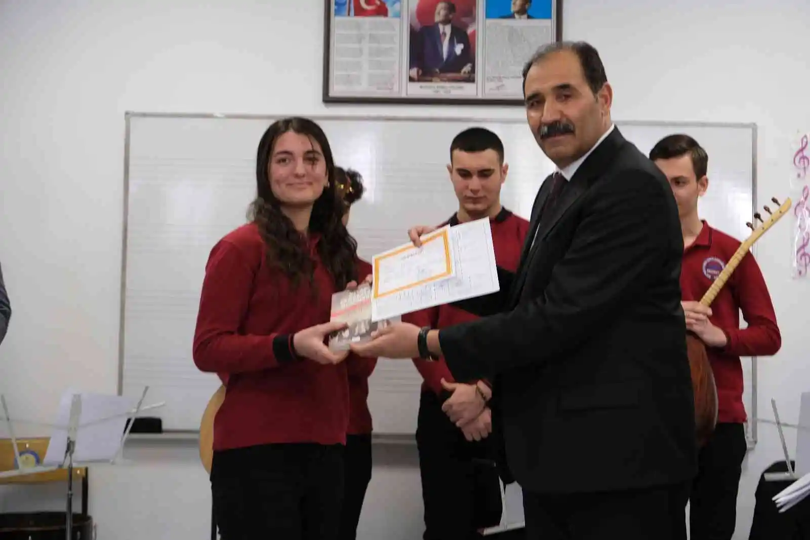 Erzincan’da öğrenciler karne heyecanını sazlı sözlü türkülerle yaşadı