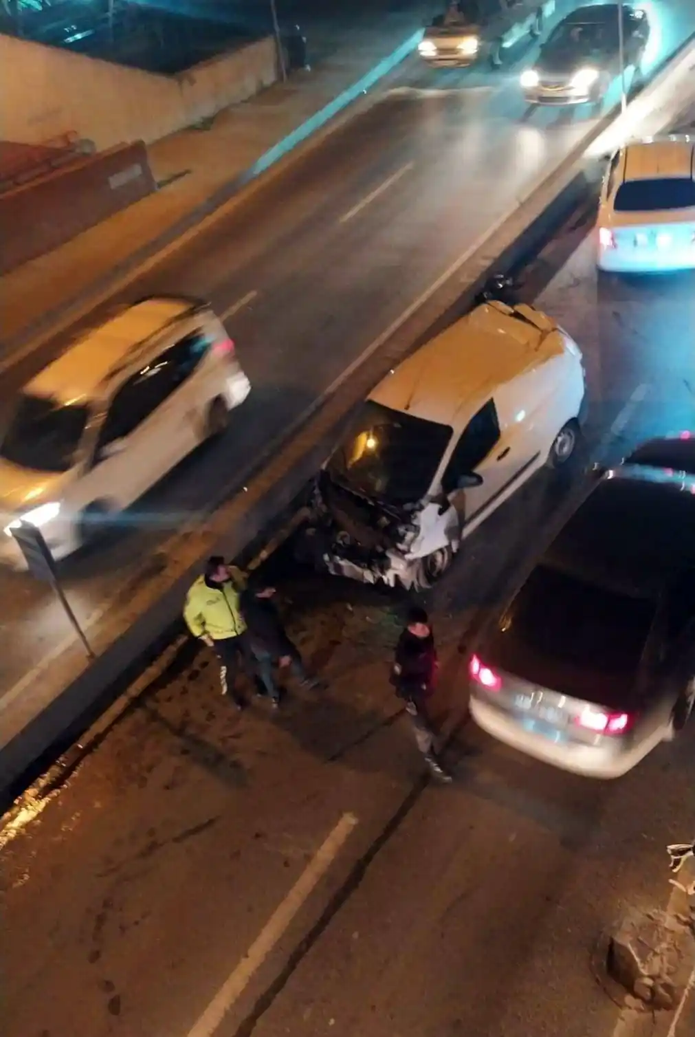Esenler’de alkollü sürücü iki araca çarptı: 2 yaralı