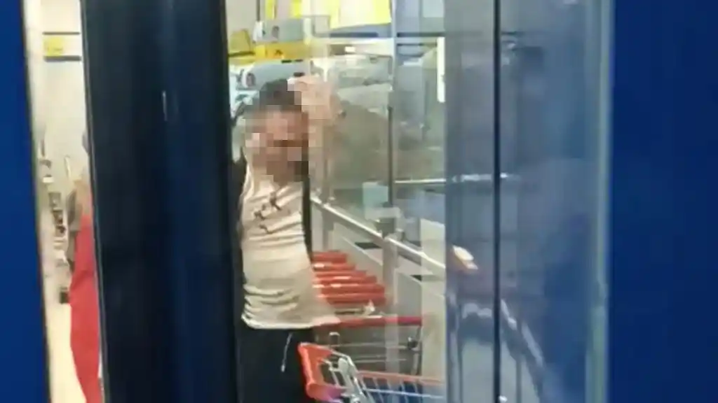 Esenyurt’ta market çalışanı ile müşteri kavga etti, ortalık savaş alanına döndü
