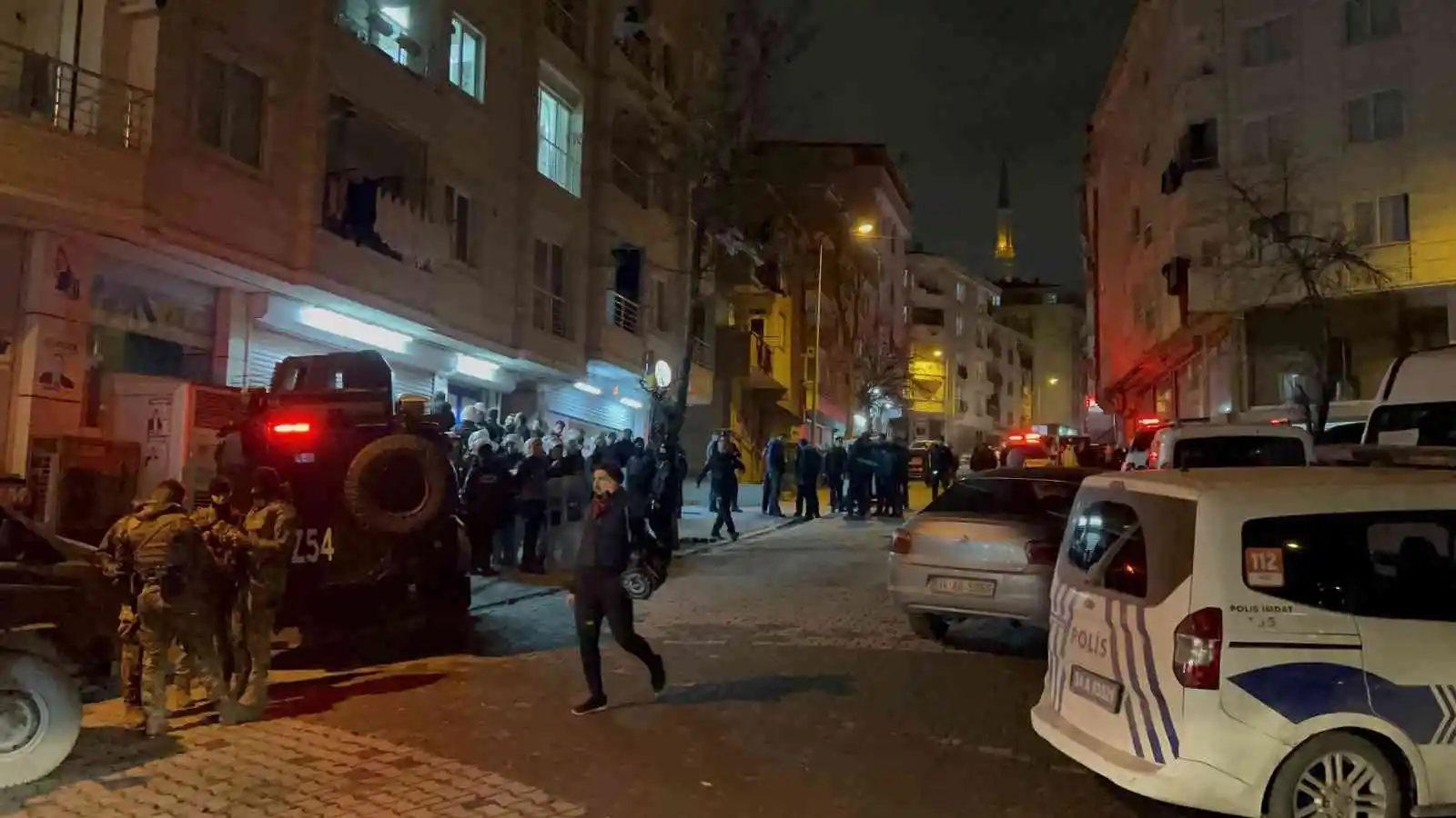 Esenyurt’ta market çalışanı ile müşteri kavga etti, ortalık savaş alanına döndü