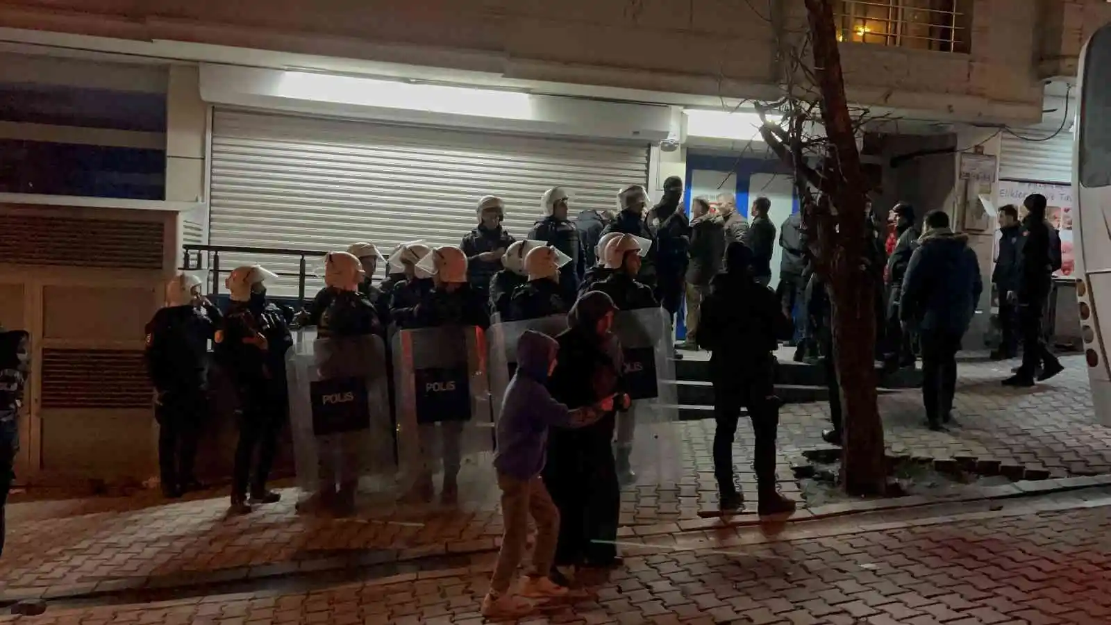 Esenyurt’ta market çalışanı ile müşteri kavga etti, ortalık savaş alanına döndü