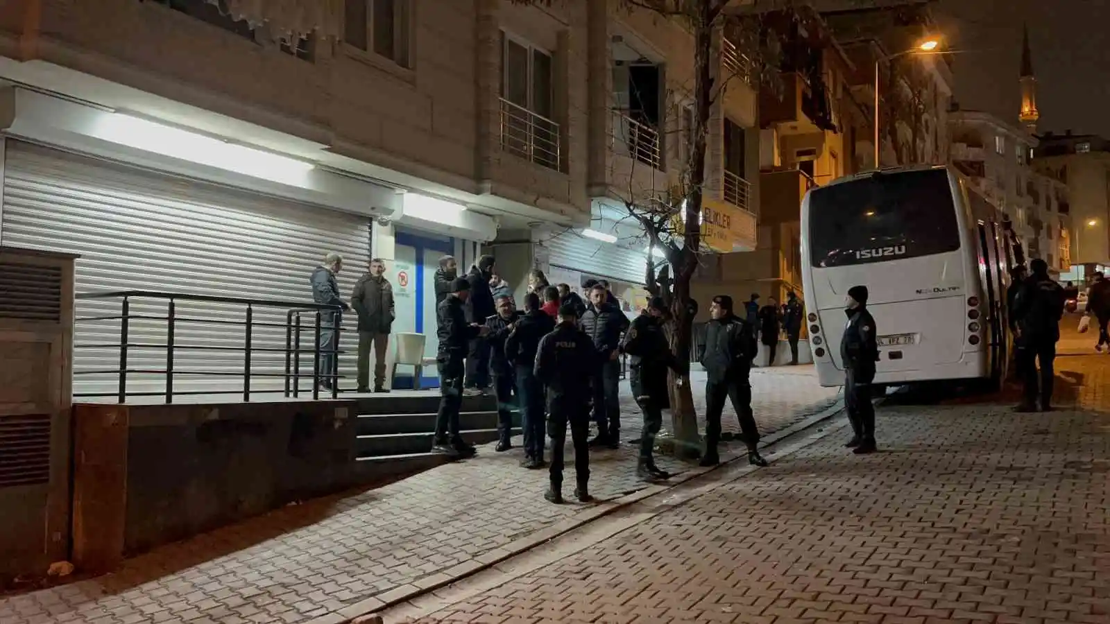 Esenyurt’ta market çalışanı ile müşteri kavga etti, ortalık savaş alanına döndü