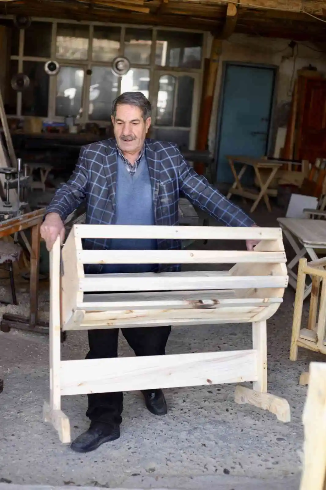 Eskiyi yeniye uyduran marangoz yıllara meydan okuyor
