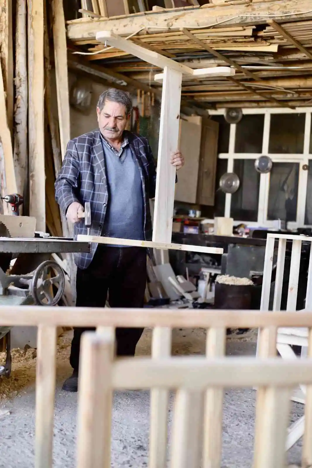 Eskiyi yeniye uyduran marangoz yıllara meydan okuyor